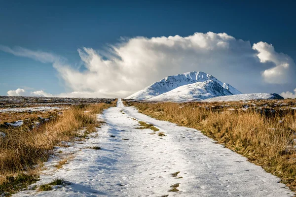 Dit Een Externe Zandweg Bedekt Met Sneeuw Die Achter Horizon — Stockfoto