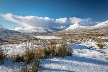 Donegal İrlanda dağlarının kış sahne bu. Errigal Donegal en yüksek dağı resmi sağ dağıdır.