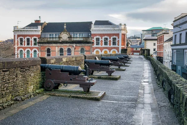 Kuzey Rlanda Tarihi Derry Duvarlarında Eski Kuşatma Toplar Bir Resmi — Stok fotoğraf