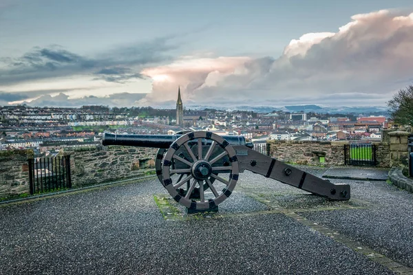 이것은 북아일랜드에 역사적인 대포의 — 스톡 사진