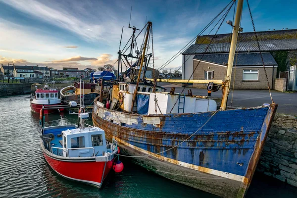 Omhoog afgemeerd in de haven — Stockfoto