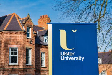 Ulster Üniversitesi işareti
