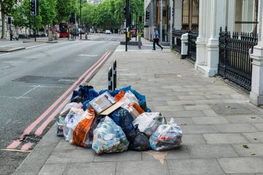 Londra'da bir sokakta çöp