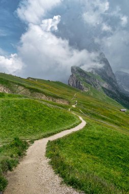 Seceda Boyunca İz