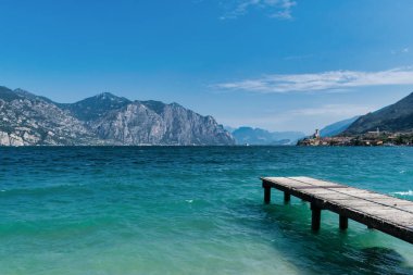 Malcesine ve dağlara bakan iskele