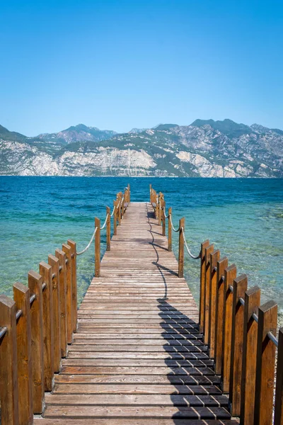 Garda Gölü 'ndeki iskele.