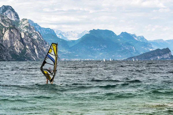 Windsurf en el lago de Garda — Foto de Stock