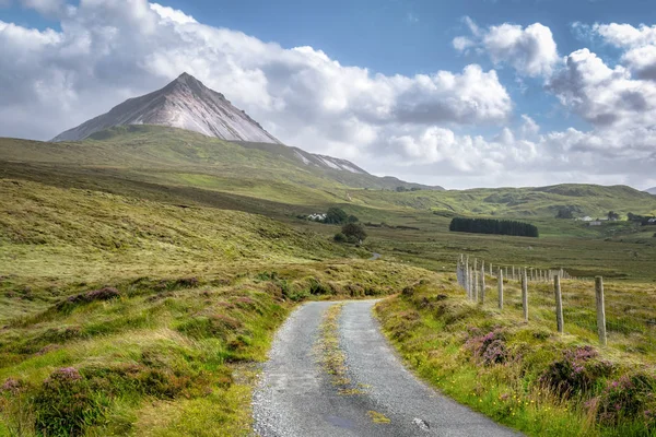 Zdalna droga do góry Errigal — Zdjęcie stockowe