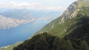 Bu İtalya'da Baldo Dağı'nın tepesinden Garda Gölü bir hava 4k video