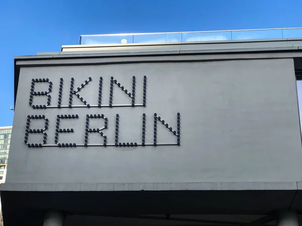 Signe pour Bikini Berlin — Photo