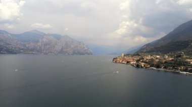 Bu, İtalya 'daki Garda Gölü kıyısındaki Macesine köyünün hava görüntüsü.