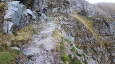 Bu İrlanda 'nın Donegal İlçesi' ndeki Muckish Dağı 'nda kayalıklara tırmanan bir patikada yürüyüşe ilk bakış açısı.