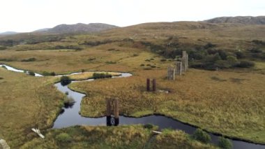 Donegal İrlanda 'daki Owencarrow Viaduct harabelerinin hava videosu.