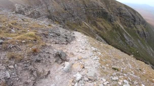 Esta Una Perspectiva Primera Persona Senderismo Desde Cima Montaña Muckish — Vídeo de stock