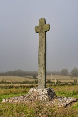 Donegal İrlanda 'da Cloncha High Cross. Bu resim sisli bir sabahta çekildi.
