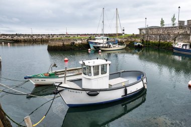 Carnlough, Kuzey İrlanda 4 Temmuz 2020 Kuzey İrlanda Antrim Sahili 'ndeki Carnlough Limanı' nda balıkçı tekneleri