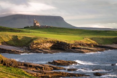 Mullaghmore, İrlanda-31 Temmuz 2020: Mullaghmore İlçesi Sligo İrlanda 'daki Sınıf Kuşatma Kalesi