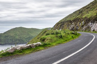 Achill Adası 'ndaki Keem Körfezi' ne giden falezli yol.