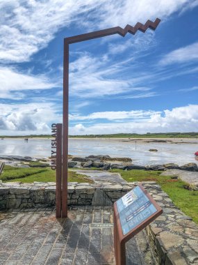 Galway İlçesi, Irelandası- 25 Temmuz 2020: Omey Adası manzaralı Vahşi Atlantik Yolu