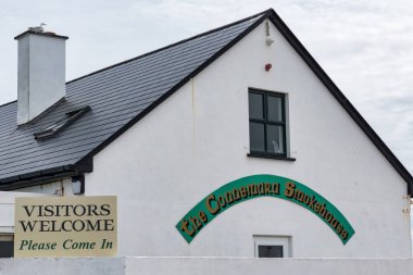 Connemara, Ireland- 21 Temmuz 2020 İrlanda 'da County Galway' in batı kıyısındaki Connemara Smokehouse