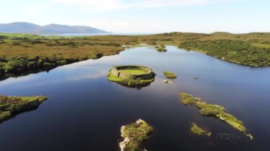 Bu Doon Kalesi 'nin Donegal İrlanda' daki hava görüntüsü. Doon Kalesi, Loughadoon 'un ortasındaki küçük bir adada bulunan büyük bir kuru taş kaledir..