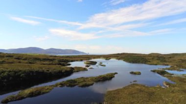 Bu Doon Kalesi 'nin Donegal İrlanda' daki hava görüntüsü. Doon Kalesi, Loughadoon 'un ortasındaki küçük bir adada bulunan büyük bir kuru taş kaledir..