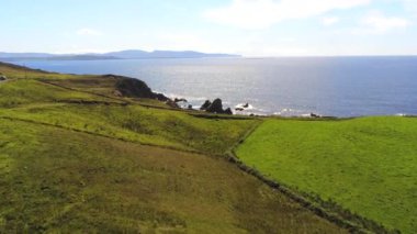 Crohy Head Deniz Kemerinin İrlanda 'nın batı kıyısındaki Donegal ilçesindeki hava görüntüleri.