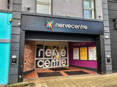 Derry, Kuzey İrlanda - 25 Eylül 2020 Derry Kuzey İrlanda Sinir Merkezi 'nin ön girişi ve imzası.