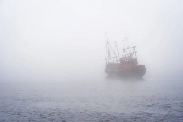 Pequeno Barco Pesca Ancorado Nevoeiro Pensar Irlanda — Fotografia de Stock