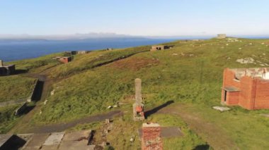 Lenan, Ireland- 20 Eylül 2020: Donegal İrlanda 'daki Lenan Head Kalesi' nde bir sineğin uçuş görüntüleri