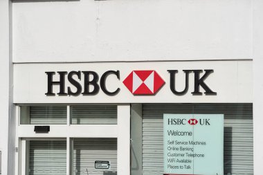 Derry, Kuzey İrlanda - 27 Eylül 2020 Derry Kuzey İrlanda 'daki HSBC UK Bank tabelası.