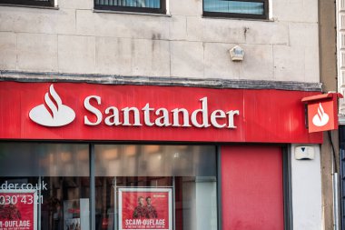 Derry, Kuzey İrlanda - 27 Eylül 2020 Derry Kuzey İrlanda Santander Bankası işareti.