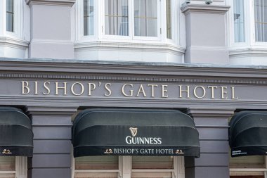 Derry, Kuzey İrlanda... 27 Eylül 2020 Derry Kuzey İrlanda 'daki Bishop' s Gate Oteli 'nin ön girişi ve imzası..