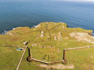 Lenan 'ın Donegal İrlanda' daki Inishowen yarımadasındaki baş kalesinin hava görüntüsü.