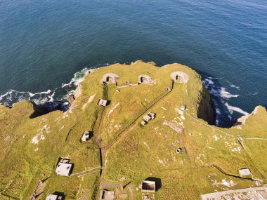 Lenan 'ın Donegal İrlanda' daki Inishowen yarımadasındaki baş kalesinin hava görüntüsü.