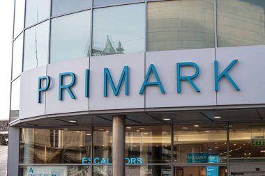 Derry, Kuzey İrlanda - 27 Eylül 2020 Derry Primark mağazası tabelası.