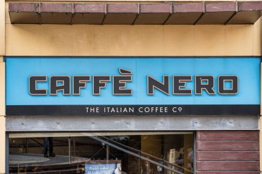 Derry, Kuzey İrlanda - 27 Eylül 2020: Derry 'deki Caffe Nero İşareti.