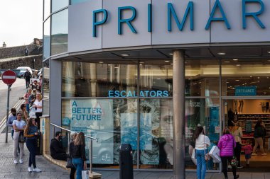 Derry, Kuzey İrlanda - 27 Eylül 2020: Covid-19 salgını sırasında Kuzey İrlanda 'daki Primark mağazasının önünde uzun kuyruk.