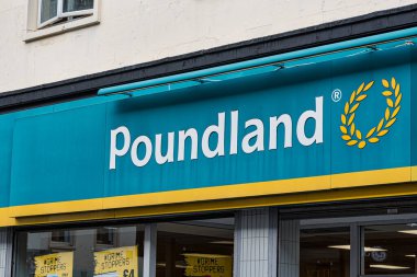 Derry, Kuzey İrlanda 27 Eylül 2020 Derry Poundland tabelası..