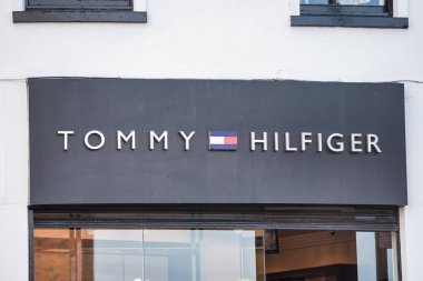 Derry, Kuzey İrlanda... 27 Eylül 2020: Derry 'deki Tommy Hilfiger İşareti.