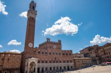 Siena, Italy- 8 Temmuz 2025: Siena 'daki Piazza del Campo' daki Palazzo Pubblico binası ve kulesi