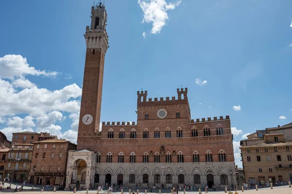 Siena, Italy- 8 Temmuz 2025: Siena 'daki Piazza del Campo' daki Palazzo Pubblico binası ve kulesi