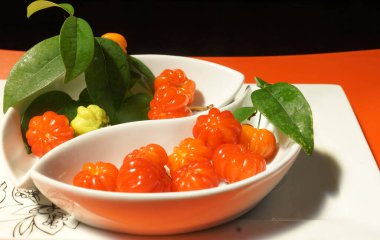 Beyaz tabakta kırmızı meyve