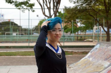 Brezilya 'da güzel bir genç kızın portresi. Saçı açık havada, spor meydanında maviye boyanmış.