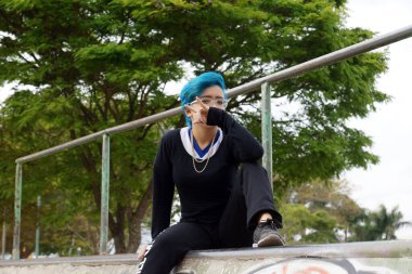 Brezilya 'da güzel bir genç kızın portresi. Saçı açık havada, spor meydanında maviye boyanmış.