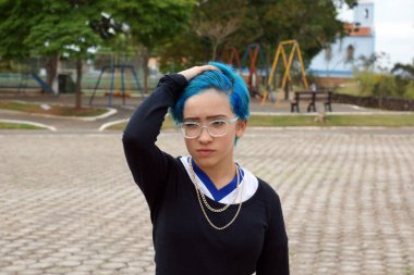 Brezilya 'da güzel bir genç kızın portresi. Saçı açık havada, spor meydanında maviye boyanmış.