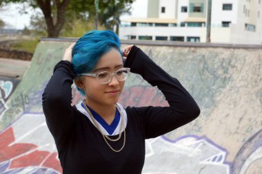 Brezilya 'da güzel bir genç kızın portresi. Saçı açık havada, spor meydanında maviye boyanmış.