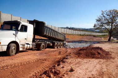 Ağır makineler tarafından döşenen erişim yolunun resmi