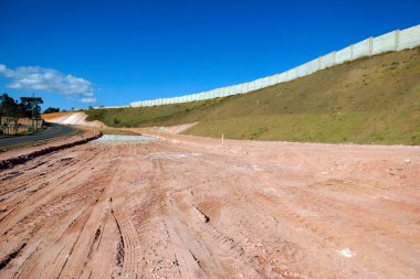 Ağır makineler tarafından döşenen erişim yolunun resmi