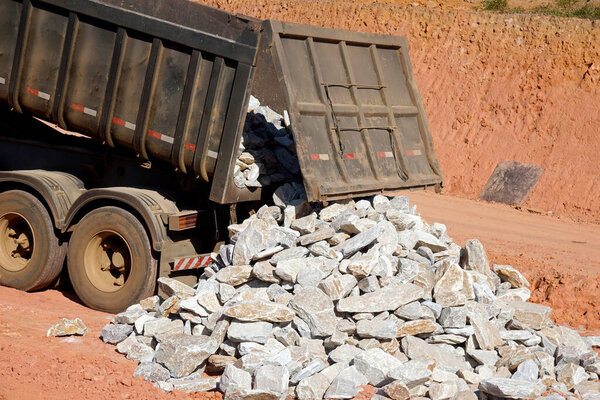 изображение подъездной дороги, вымощенной тяжелой техникой